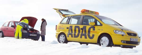 Moderner Opel Zafira im Einsatz. Die meisten Pannen gibt es nach wie vor in der kalten Jahreszeit