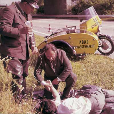 Auch Erste Hilfe geh�rte vor allem fr�her zu den Eins�tzen der Stra�enwacht-Fahrer