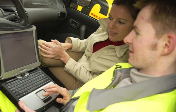 Die Zukunft hei�t On-Board-Diagnose mit speziellen Laptops. Hat der Helfer Gl�ck, darf er einer h�bschen Dame Hilfe leisten...