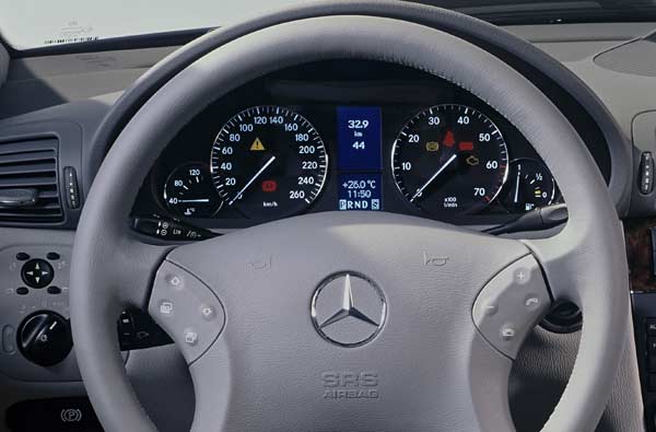 Aus f�r den klassischen Zentraltacho: Vier Rundinstrumente pr�gen den neuen Look, wobei die �u�eren kleinen die gro�en ber�hren. Die Zeiger der kleinen Instrumente kommen von innen, nicht wie gewohnt von unten. Die Kontrollleuchten sitzen nun in den gro�en Uhren