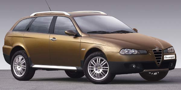 Schweller mit Alu-Verkleidung und eine verchromte Dachreling sind Crosswagon-Kennzeichen