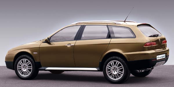 Der Crosswagon ist knapp sechs Zentimeter hher gelgt und verfgt ber einen Unterfahrschutz vorne und hinten. 17 Zoll-Rder mit 225/55er-Ganzjahrespneus sind Serie