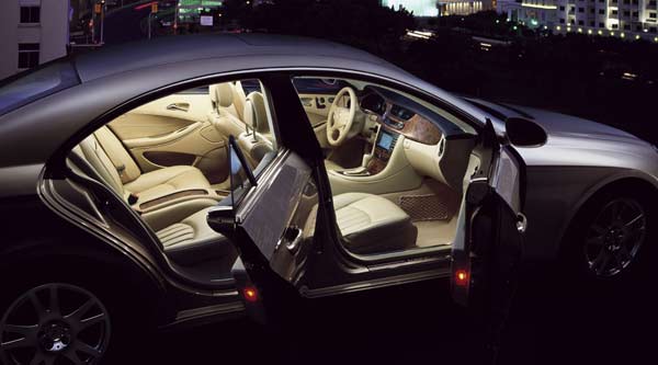 Einzelsitze und viel Platz im CLS-Fond. Holz und Leder bestimmen das Ambiente