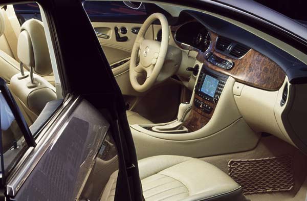 Sofort als Mercedes zu identifizieren, und doch anders als gewohnt: Ein großes Holzteil prägt das CLS-Armaturenbrett