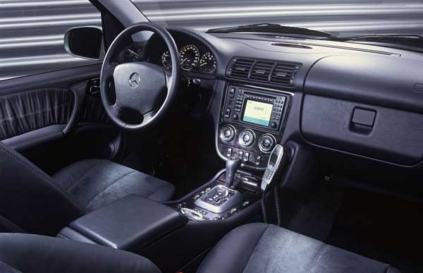 Innen gibt es Leder-Sportsitze, Edelholz und diverse Detailaufwertungen gegen�ber der Serie