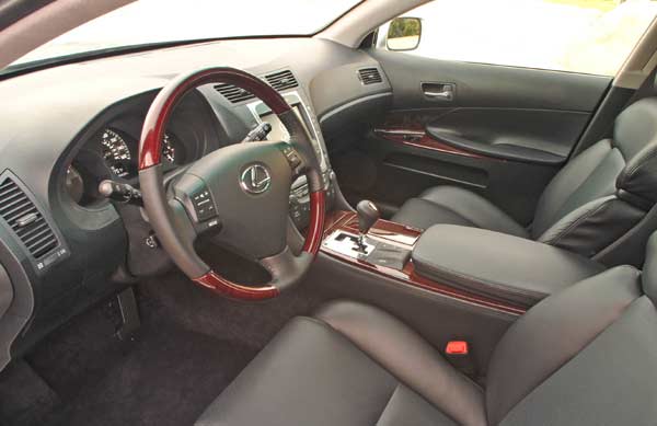 Leder und Holz dominieren das Interieur