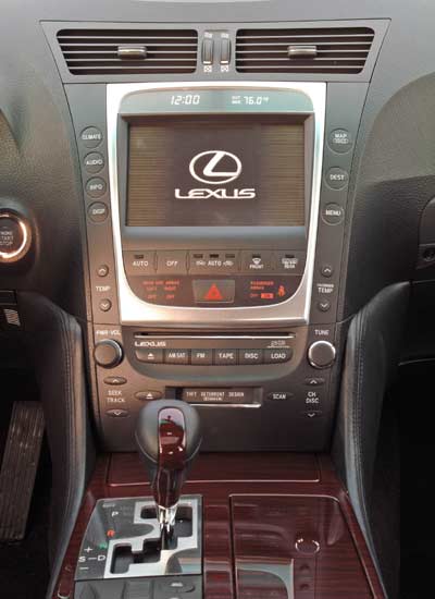 In Verbindung mit dem Naviationssystem zeigt der Monitor auch das Bild der Heckkamera beim R�ckw�rtsfahren