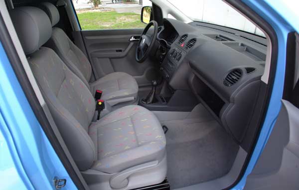 Innenraum-Bilder des Caddy Life gibt es noch nicht. Bis auf Details wird das Interieur aber jenem des Caddy Kombi entsprechen, der hier zu sehen ist