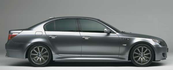 19 Zoll-Rder mit Mischbereifung, tiefere Karosserie und andere Seitenschweller sind M5-Kennzeichen