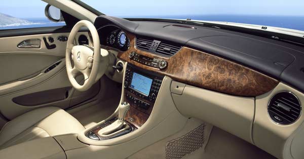 Blick ins CLS-Interieur. Die Bedienelemente und Instrumente stammen aus der E-Klasse