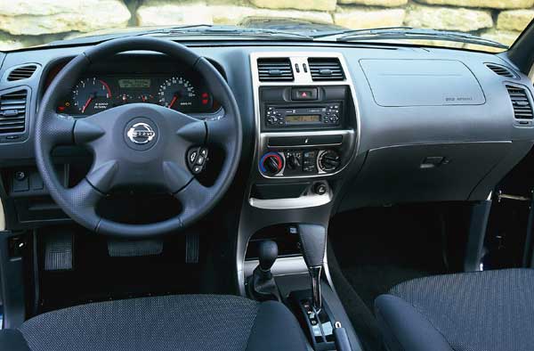 Alles schwarz, bis auf die neuen titanfarbenen Applikationen: Blick ins Terrano-Interieur