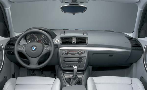 Eine Doppelhutze wie im 5er oder 7er gibt es nicht. Der Monitor versteckt sich dezent oben auf dem Armaturenbrett