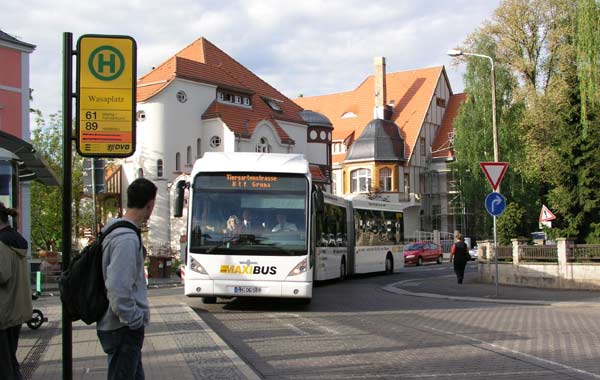 Jetzt wirds eng fr den Gegenverkehr: Der AGG300 braucht Platz in Kurven