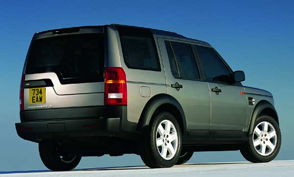 Größere, einteilige Heckleuchten und der Verzicht auf ein außenliegendes Reserverad kennzeichnen die Heckansicht