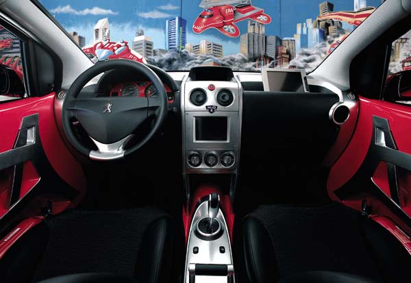 Die moderne Welt in der Perspektive ausgeprgter Peugeot-Phantasie. Telefon, Navi, Bordcpomputer und PC mit Bildschirm im H2O-Innenraum