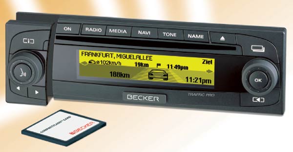 Menstrukturen und Displayanzeigen sind neu. Mit dem Schieber unter dem Display wird der linke Teil entriegelt, hinter dem Schieber sitzt der Slot fr Speicherkarten