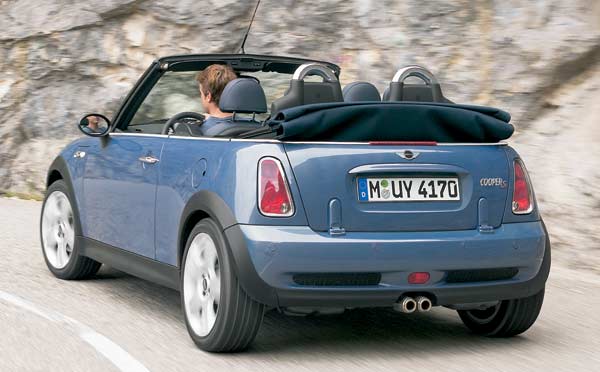 Die Überrollbügel sind beim Cooper S verchromt. Das Verdeck kommt ohne Persenning aus