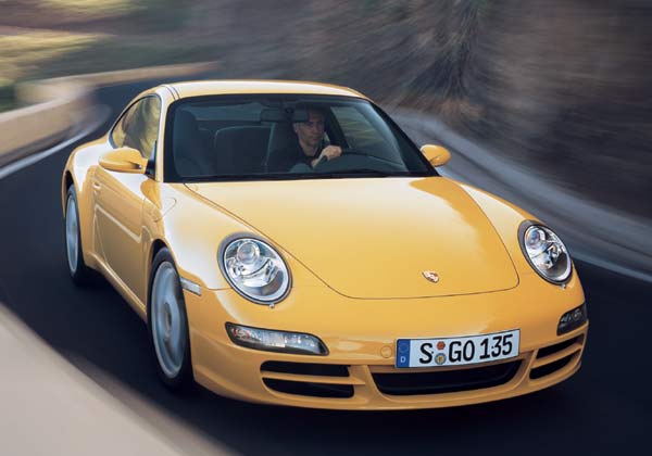 Zurck in die Zukunft: Gestatten, Porsche Carrera 2004, Baureihe 997. Erkennungsmerkmal sind die Scheinwerfer, jetzt wieder ohne »Trnenscke« und mit Zusatzlicht und Blinkern in der Bugschrze