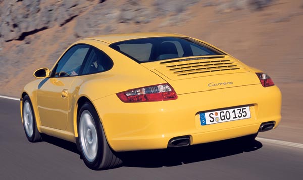 Strker modellierte Kotflgel, neu gestaltete Khlrippen und leicht retuschierte Leuchteinheiten kennzeichen den neuen »Elfer«