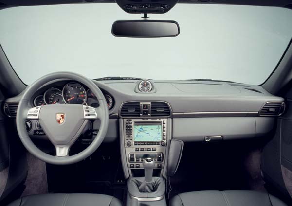 Blick ins Interieur: Separate Instrumente, einteilige Mittelkonsole, Verzicht auf die Hutze und Detailkosmetik stehen dem 911 prchtig. Das ebenfalls neue Lenkrad verfgt nun als Extra auch ber Tasten zur Bedienung der »