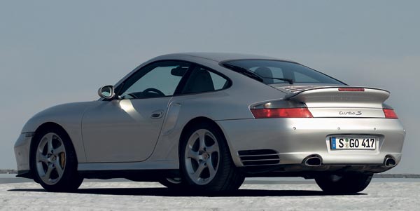 Erkennungszeichen fr Kenner: Die 18 Zoll Turbo-Felgen sind in GT-Silber lackiert und tragen das farbige Porsche-Wappen