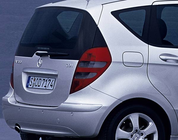Heck im Detail: Kofferraumgriff und Dachspoiler entfallen, Wischer und dritte Bremsleuchte werden schner