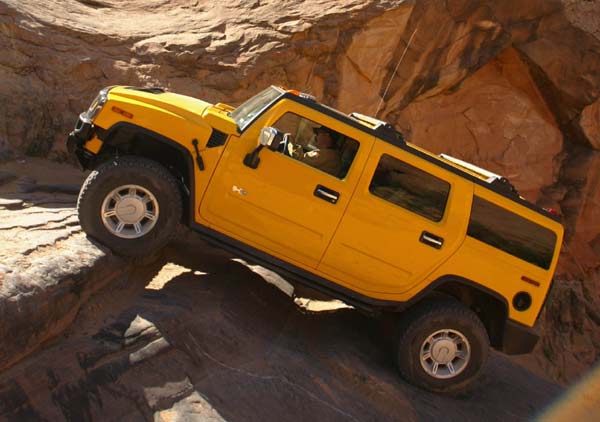 Ein Hummer ist ein echter Offroader, ein Gelndewagen, der klettern und wegstecken kann. Dennoch bezeichnet ihn der Hersteller als »SUV«
