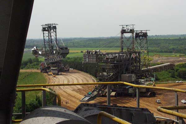 Zum Schutz von Natur und Straen fhrt der Bagger auf extra angeschtteten, dicken Sandschichten