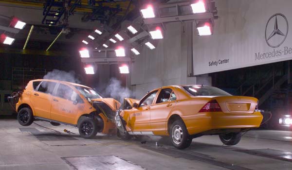 Fnf Sterne im EuroNCAP-Crashtest sind erklrtes Ziel, inzwischen aber auch schon fast normal. Das Sandwich-Prinzip mit der erhhten Sitzposition und dem beim Frontcrash nach unten abgleitenden Motor bringt Vorteile in punkto Sicherheit, die auch fr ein Zusammentreffen mit der S-Klasse ausreichen sollen