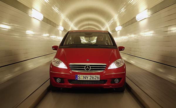 Die neue A-Klasse auf Fototermin im alten Hamburger Elbtunnel