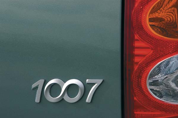 Zwischen 106 und 206 ist kein Platz mehr, also beginnt Peugeot jetzt mit vierstelligen Zifferkombinationen, aber nur fr Nischenmodelle. Die Doppel-Null darf je nach Vorliebe auch als Unendlich-Zeichen oder verschlungener Doppelring gesehen werden