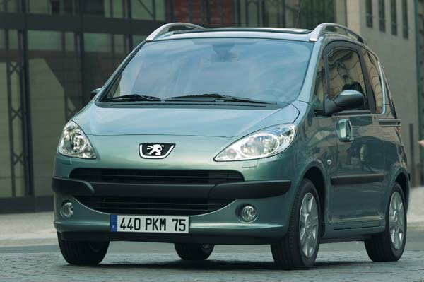 Mit dem 1007 stt Peugeot ins Microvan-Segment vor, bleibt im Design aber markentypisch