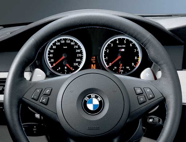 Bei der Instrumentierung setzt BMW auf schwarzen Hintergrund, weiße Schrift, rote Zeiger und eine kontinuierliche Beleuchtung. Außen am Drehzahlmesser wird das nutzbare Drehzahlband in Abhängigkeit von der Motoröltemperatur angezeigt. Der V10 dreht tatsächlich bis zu 8.250 Umdrehungen