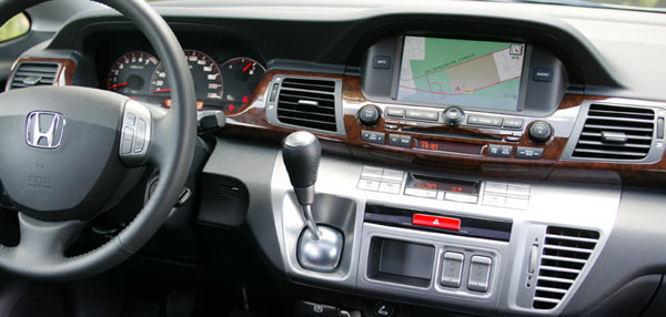 Das Cockpit im Detail: Honda pfeift auf Konventionen, Symmetrie oder optische Hochwertigkeit – und verprellt damit sicher den ein oder anderen Kunden