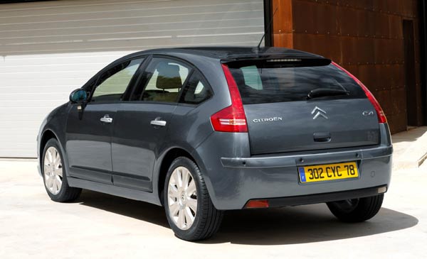 Weitgehend klassenbliches Heck am Fnftrer mit auffallend modellierten Rckleuchten