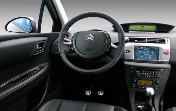 Clou: Die Lenkradnabe steht fest. Das soll Vorteile fr die Bedienung der dortigen Schalter bringen und eine bessere Abstimmung des Airbags ermglichen