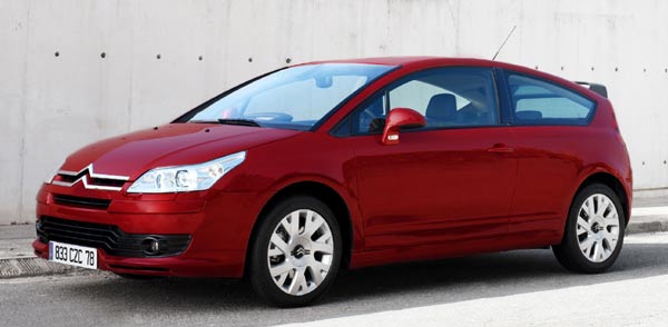 Groer berhang vorne, kurzer berhang hinten, ein Dreiecksfenster vorne und seitliche Blinker im Spiegelfu kennzeichnen den C4