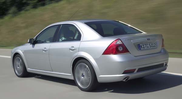 Auch am Heck fällt das Editionsmodell optisch auf. Lieferbar sind viertürige Limousine, fünftüriges Schrägheck und auch der Kombi &raquo;Turnier&laquo;