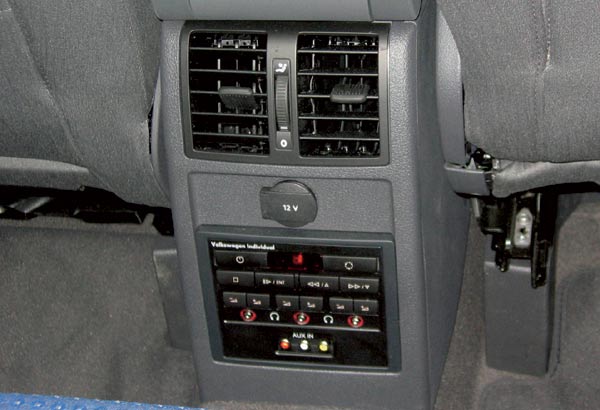 Die Bedienung kann zusätzlich über eine Fernbedienung oder die Einheit im Fond erfolgen