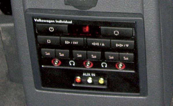 Die Bedieneinheit im Fond ist optisch nur suboptimal. Angeschlossen werden können drei Kopfhörer mit individueller Lautstärkeregelung