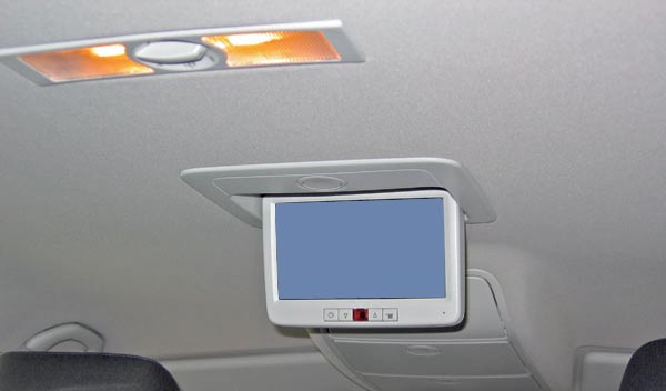 Der 7-Zoll-TFT-Monitor ist ausklappbar in der Dachmitte angebracht