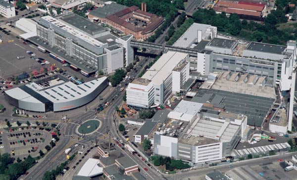 Auf dem Foto links unten direkt am Porscheplatz soll das neue Museum entstehen