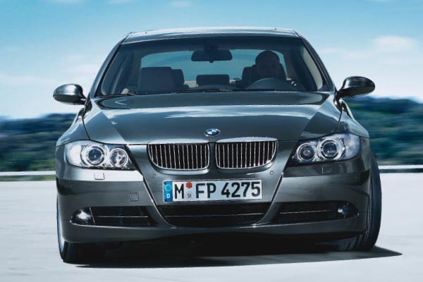 Voil, das ist er wohl: BMW 3er, E90. Die Scheinwerfer erinnern an den 1er, die Niere an den Sechser, die V-frmige Front an Audi