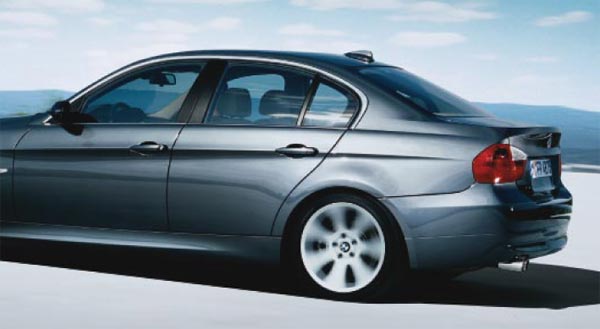 ber die gesamte Seite verluft eine deutlich modellierte Sicke, im hinteren Bereich sogar zwei