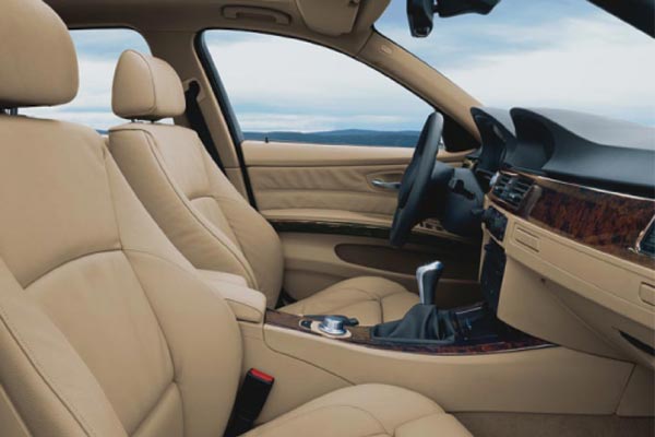 Blick ins Interieur: Gerade und schmchtige Mittelkonsole und (in manchen Versionen) viel Holz