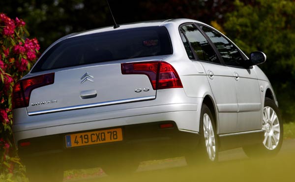 Die Limousine bekommt komplett neue Rckleuchten, die ein Stufenheck vortuschen sollen