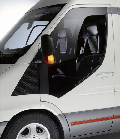 Weiteres Merkmal sind (komischerweise nicht herumgezogene) Spiegelblinker und ein umlaufendes Reflexionsband