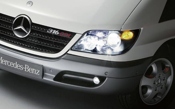 Aufwändige Scheinwerfer in Bi-Xenon-Technik mit Tagfahr-, Schlechtwetter-, Abbiege- und Kurvenlicht