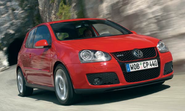 Den neuen GTI gibt es natrlich in diversen Farben. Kennzeichen der Neuauflage und Unterscheidungsmerkmale zu den »zivilen« Golf-Versionen sind ein groer, weit heruntergezogener Khlergrill mit Wabengitter und eine neue Frontschrze. Reminiszenz an frher ist die rote Khlergrill-Einrahmung