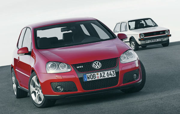 ... war eine weie Lackierung auch nichts Besonderes, und den Ur-GTI gab es sowieso nur in wei, rot und silber. Der Golf I macht sich eigentlich noch heute gut – klein, sportlich, stmmig, zeitlos. Die schwarzen Verkleidungen der Radhuser gibt es seit dem Golf IV nicht mehr